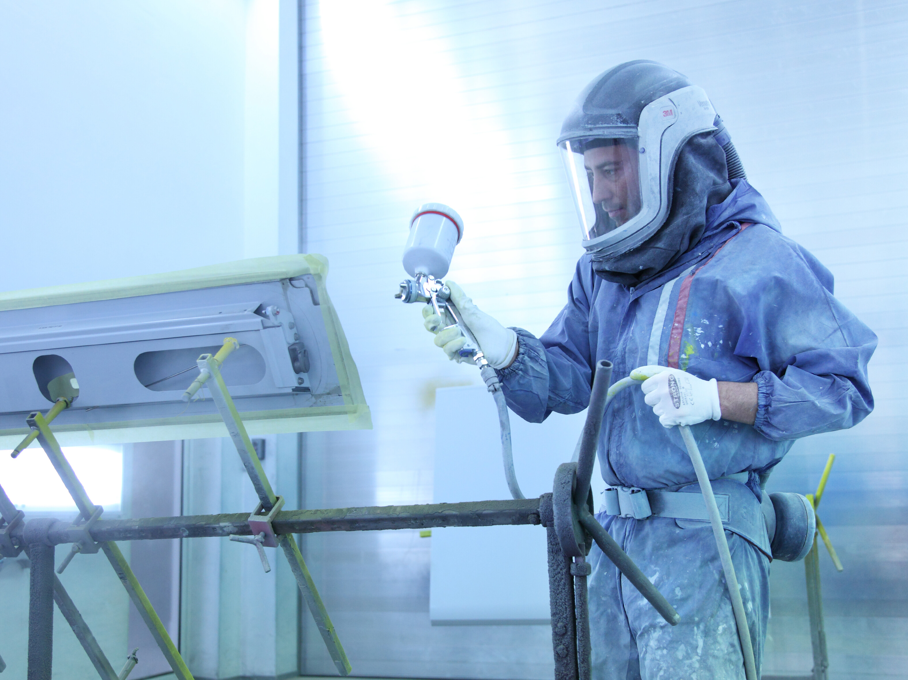 Lackierer bei der Arbeit Lackierer bei der Arbeit