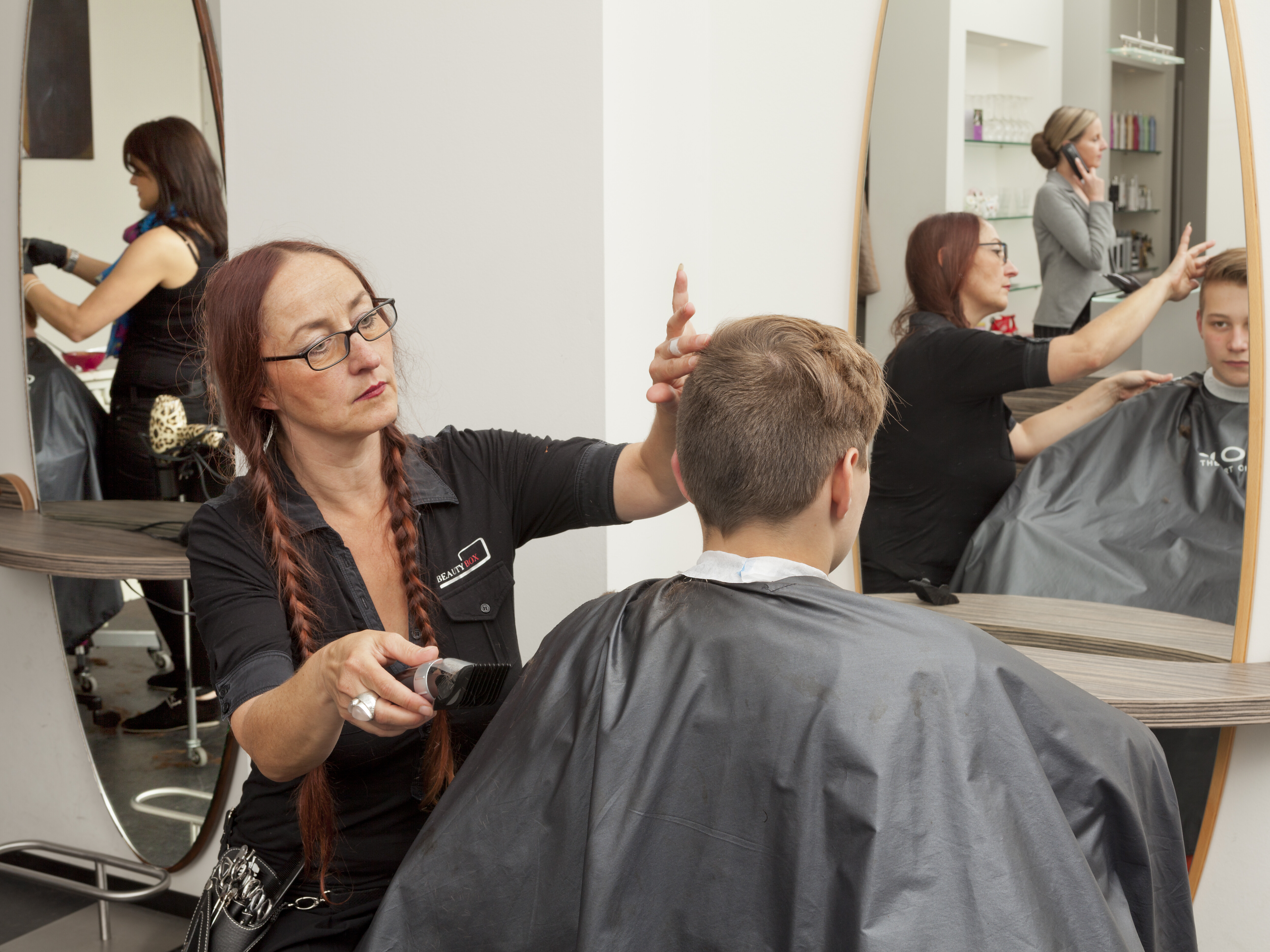 Friseurin beim Haare schneiden